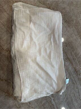 Pottery Barn Kids - Cream crib skirt